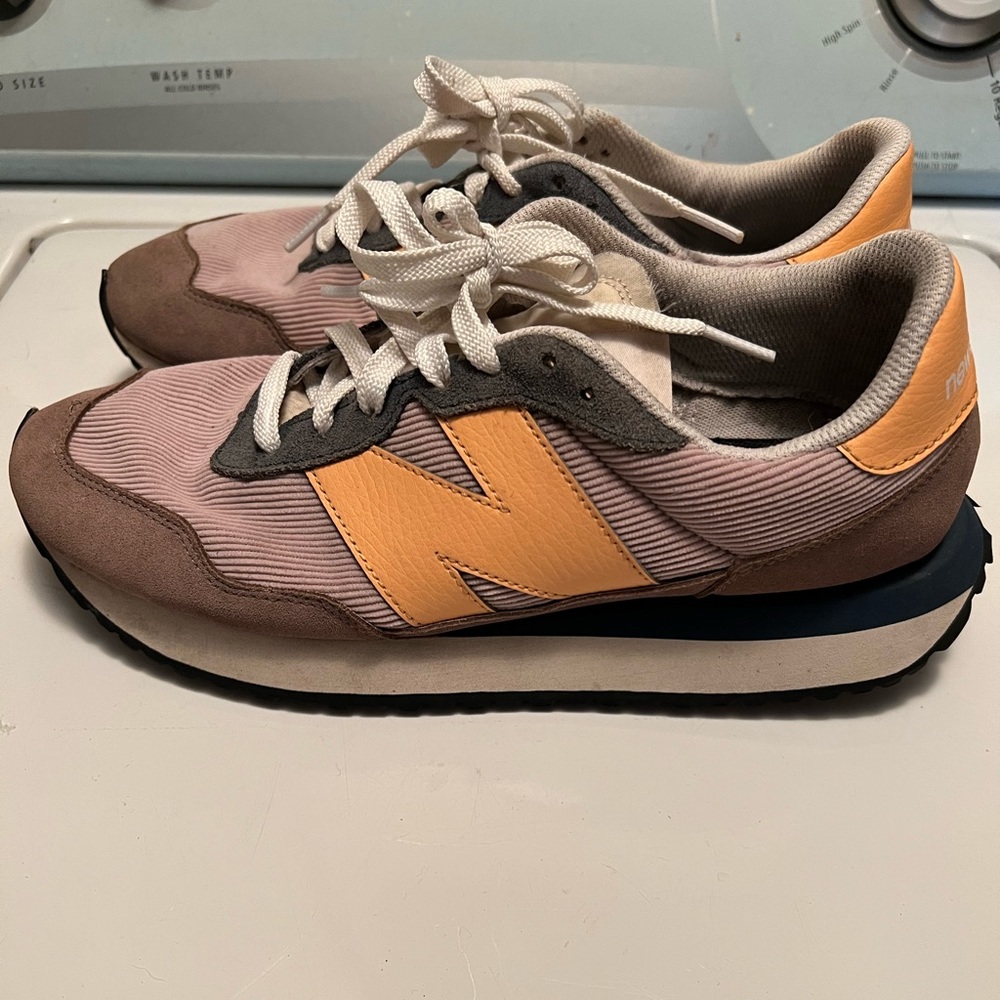 New balance tennis shoes
